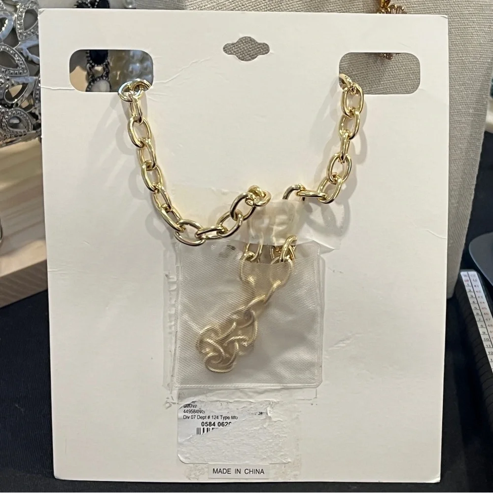 NWT Gold Tone Queen Crown Heart Pendant Toggle Necklace